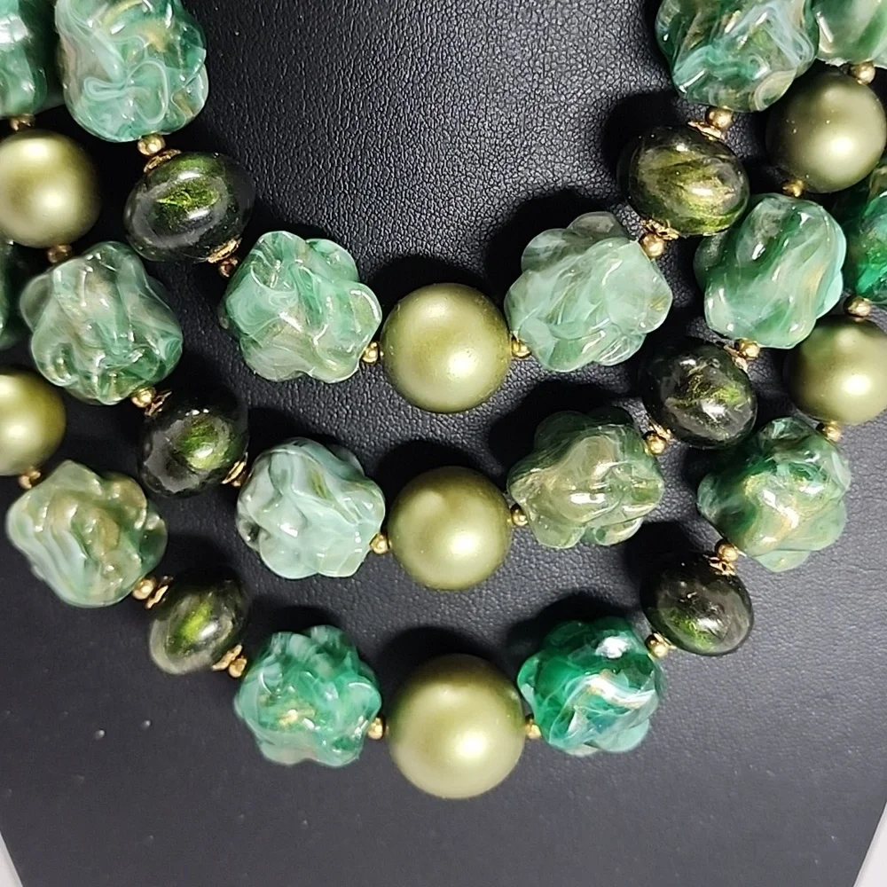 Vintage Elegant Green Beaded Necklace - Picture 3 of 9